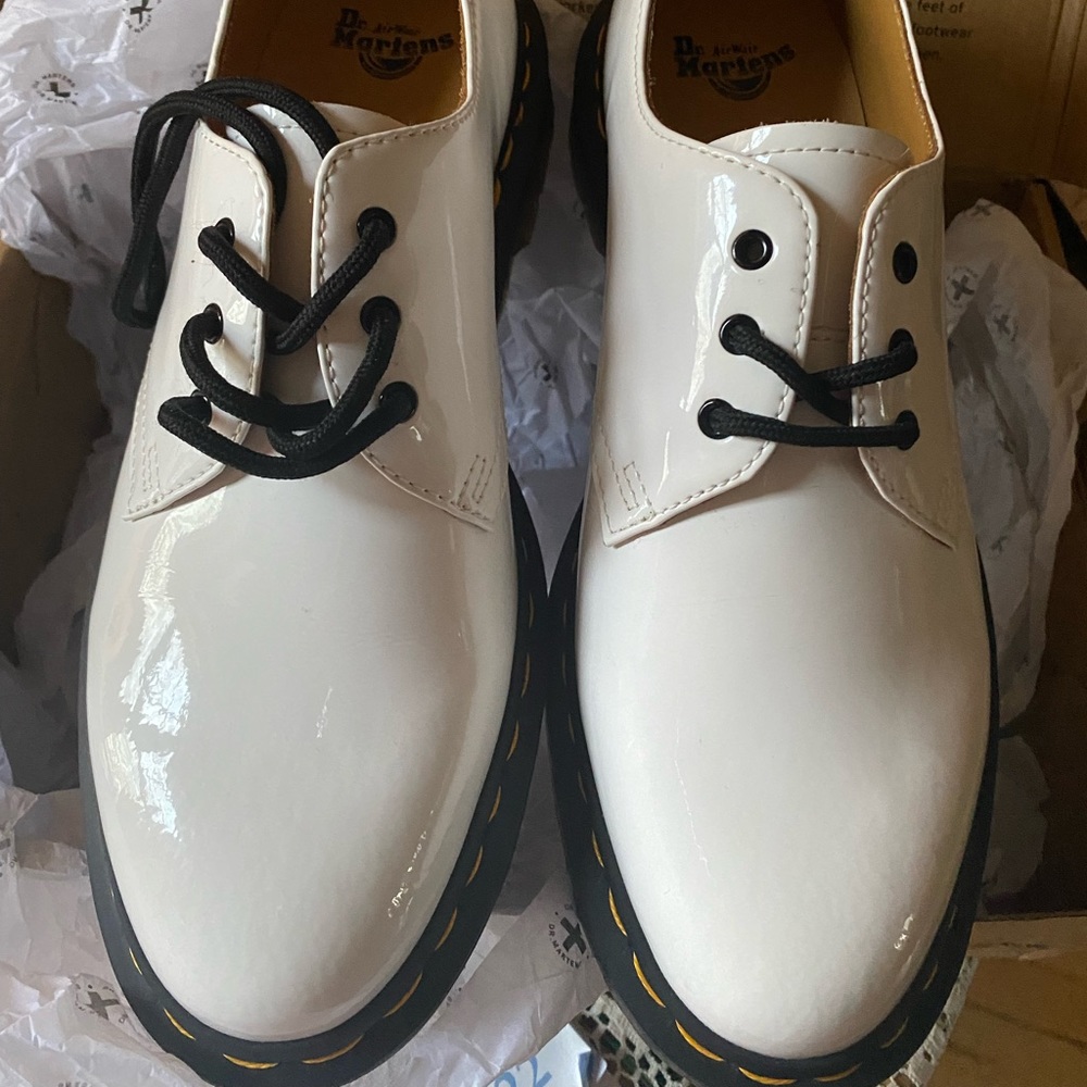 New with box Dr Martinis size 9 white shinny leather